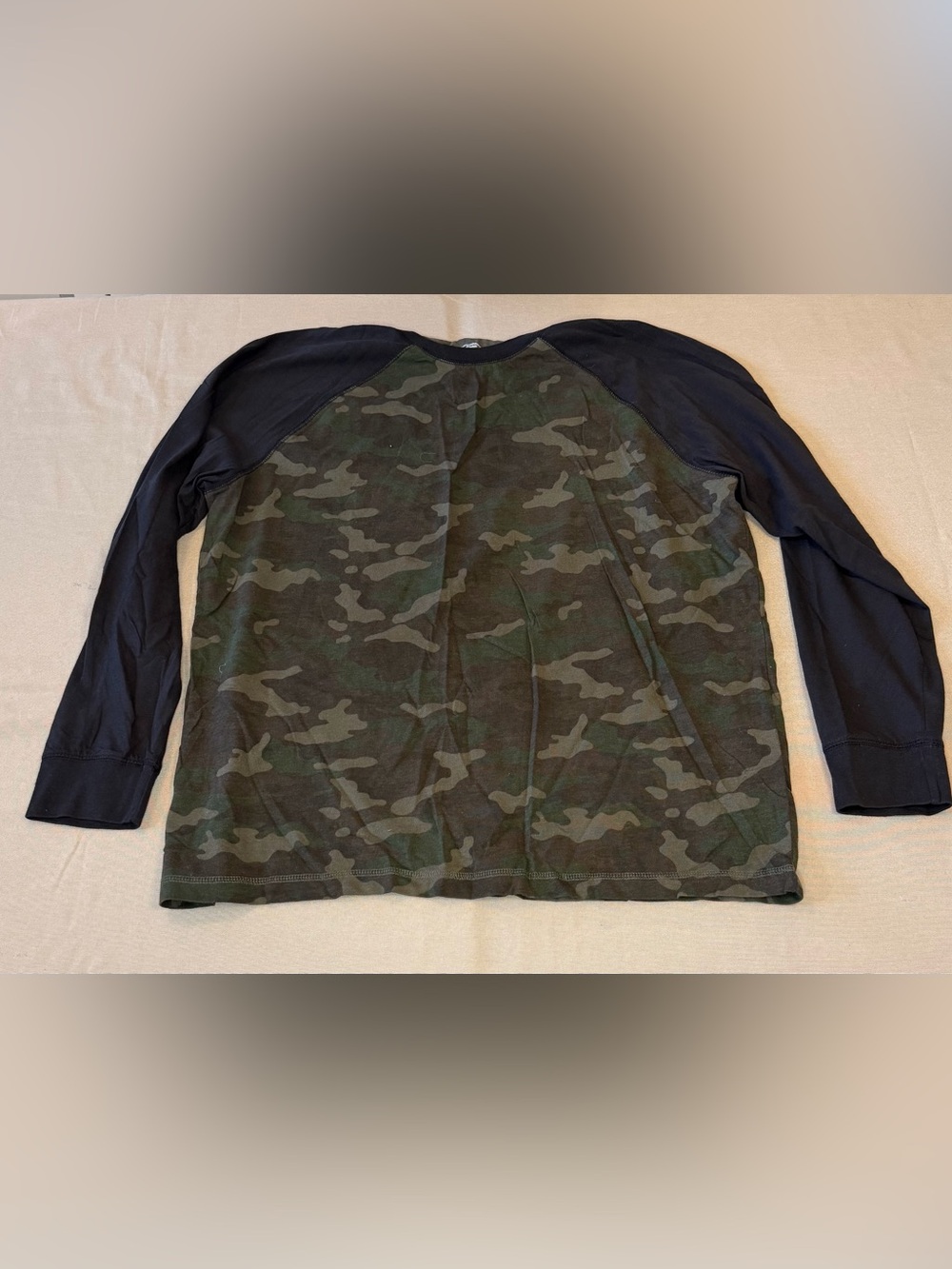 Men's Long Sleeve Camo Raglan Shirt - Black/Green